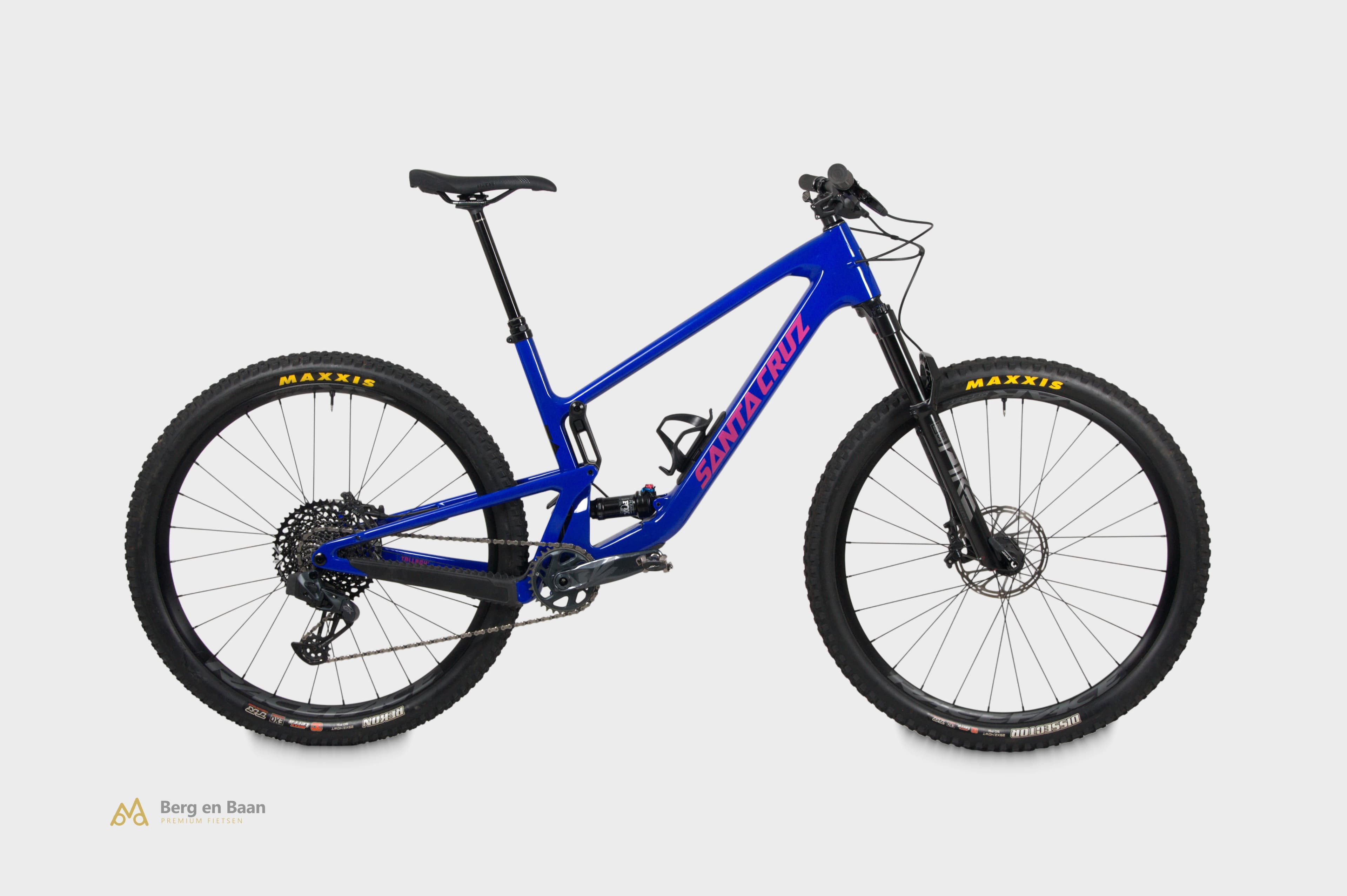 Santa Cruz Tallboy 5 C GX AXS 2023 — premium pre-owned mountainbike, maat XL, gloss ultra blue — studiofoto Berg en Baan